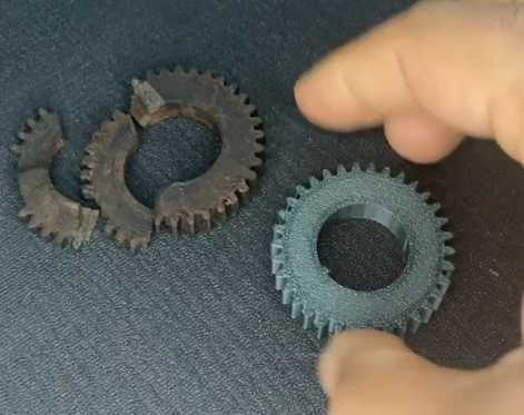 Kaputtes and neu 3D printedes Ersatz gear im Vergleich